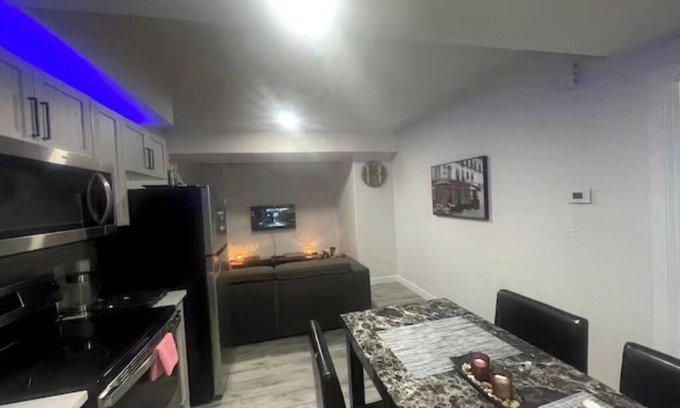 West Edmonton House | Rest Haven - 10 mins from West Edmonton Mall