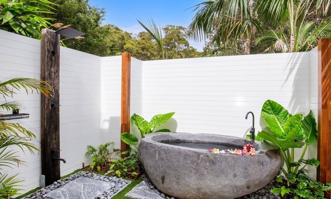 Umina Beach House | Rest - Pet Friendly with Outdoor Bath - 3 Mins Walk to Beach