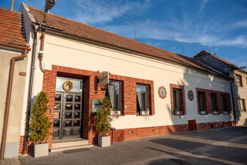 Svatoborice-Mistrin House | Restaurace-Pension-Vinařství U Šťastných