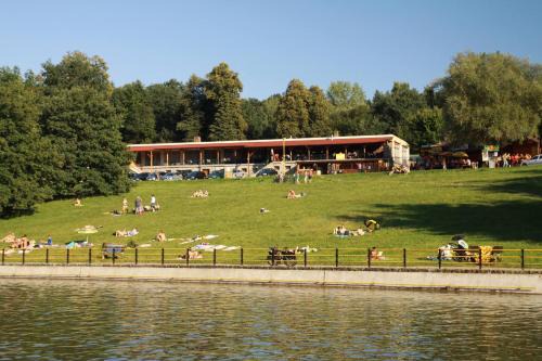 Tvarozna Lhota House | Restaurace penzion Pod Šumárníkem