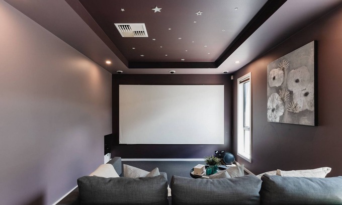 Forde House | Restful Family Retreat with Theatre and Parking