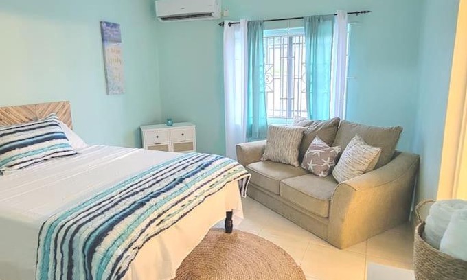 Tower Isle House | Restful Retreat 12 mins to the beach!
