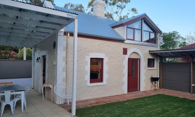 North Brighton Cottage | Restored 1860 Cottage 500 meters from the beach with transport at doorstep