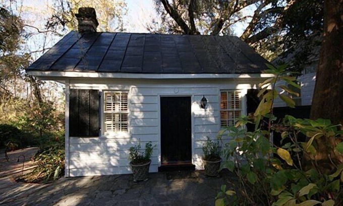 Summerville Historic District Cottage | Restored servants' quarters for 1812 house in heart of Historic District