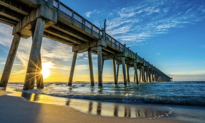 Ferry Pass Cottage | Retreat at the Oasis, next to shopping centers near the beach and downtown !