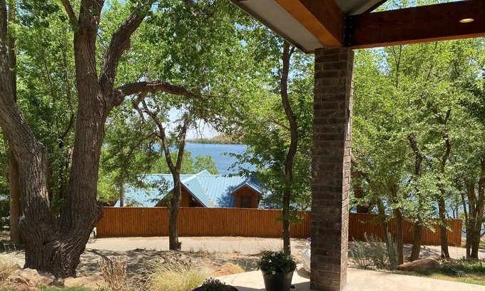 Buffalo Springs House | Retreat at the lake
