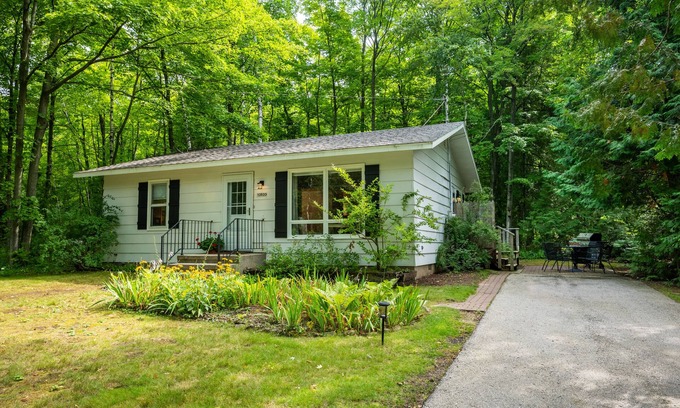 Sister Bay House | Retreat on a wooded lot within walking distance of downtown!