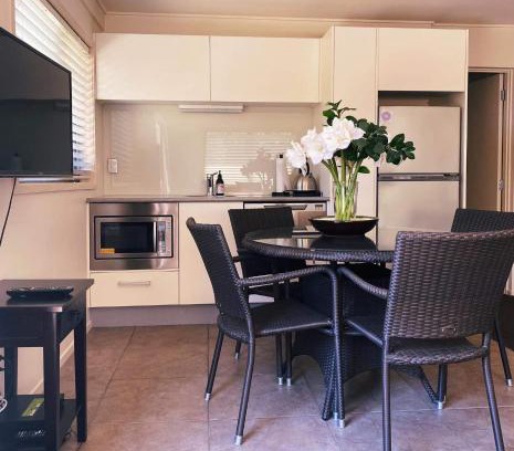 Mount Maunganui Apartment | Retreat on Rita ~ Downtown Mount Maunganui with beach access