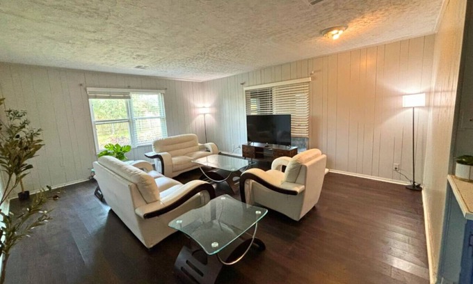 North Shore Apartment | Retro 1BR Near Downtown | Quiet & Comfy Stay