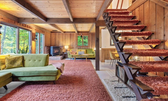 Killington House | Retro A-Frame Mountain Chalet with Hot Tub – 7 Min to Killington K1 Lodge