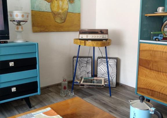 Lomnice nad Popelkou Apartment | Retro Art room