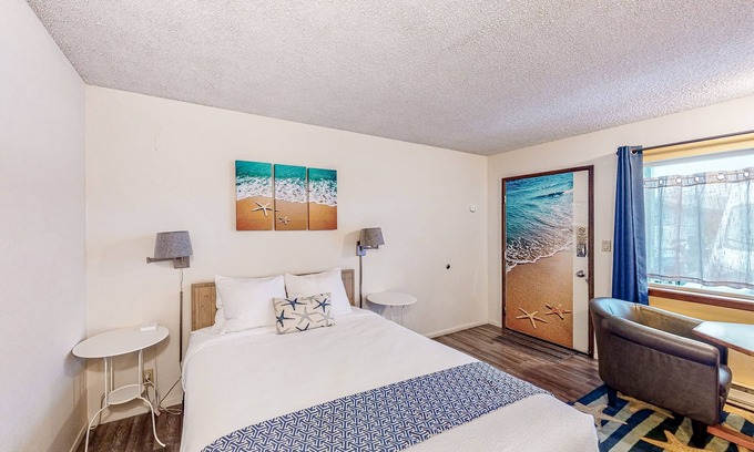 Bandon House | Retro beach experience with fast WiFI - walk to downtown shops & eateries