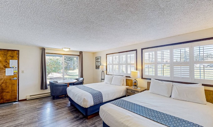 Bandon House | Retro beach suite with fast WiFI - walkable to downtown hot spots