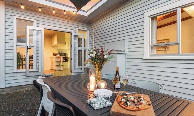 Mount Maunganui House | Retro Beach Vibes - Central Mount location