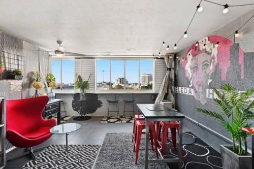 Fortitude Valley Apartment | Retro Chic Vibes, Tropical Pool & Prime Location