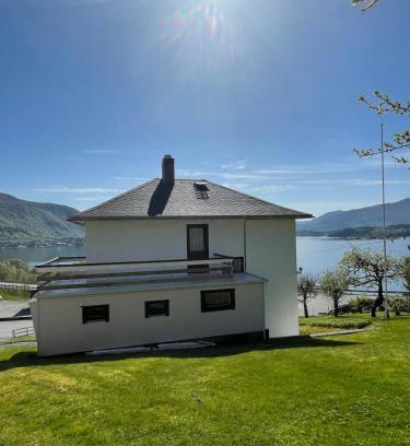 Ulsteinvik Apartment | Retro hus med fin beliggenhet
