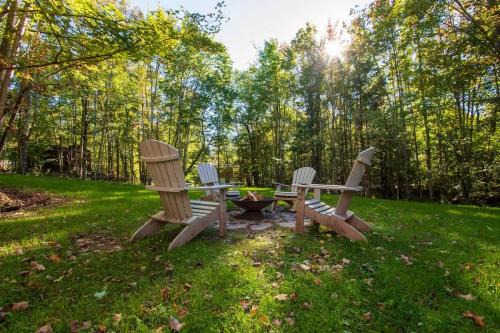Hensonville House | Retro Retreat Charming Home with Hot Tub & Fire Pit