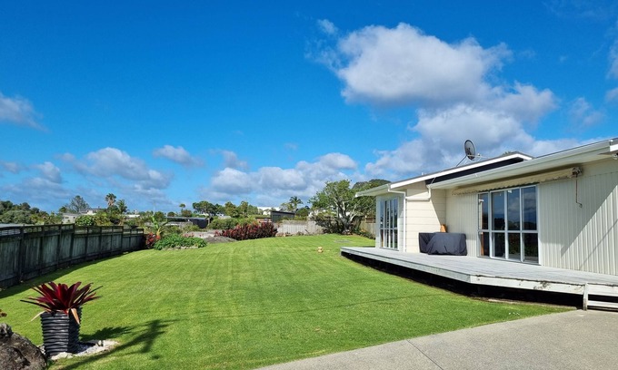 Whangarei Heads House | Retro styled classic kiwi bach in Taurikura