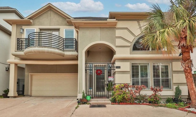 Uptown House | REVENE - near Galleria Mall