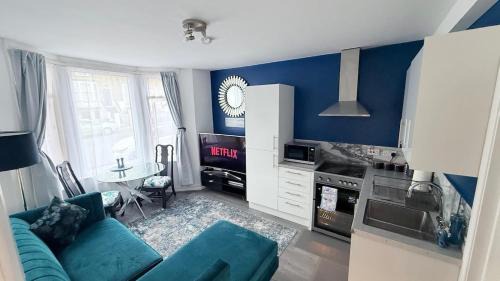 Ramsgate Apartment | Reverie Escape by Halisi