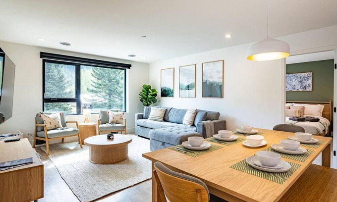 Revelstoke House | Revy Bliss - Dazzling Condo in the Mountains