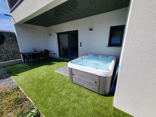 Aurillac Apartment | Rez-de-jardin de Maison avec spa et borne d'arcade