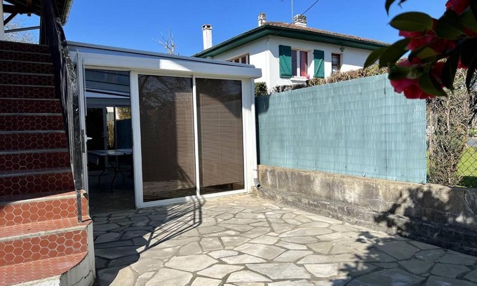 Cambo-les-Bains Apartment | Rez-de-jardin rénové avec terrasse à Cambo-les-Bains, T1 Bis pour 2 personnes, équipé et lumineux - FR-1-495-93