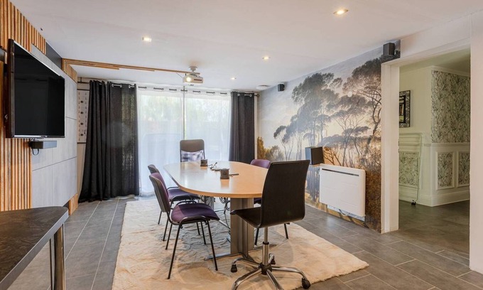 La Ferriere Apartment | Rez-de-jardin Salle de Réunion