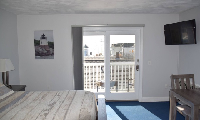 Newport Hotel | Rhea's Inn By The Sea