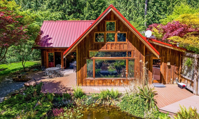 Langley Cabin | Rhythm Waters by AvantStay | Garden Paradise, Pond