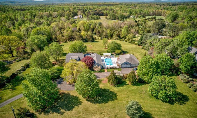 Batesville Cottage | Ridgeview Cottage: Mtn Views and Mins to Cville!