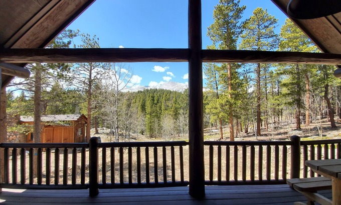Allenspark House | Ridgeview-Perfect rural headquarters for hiking, wildlife, private and relaxing,