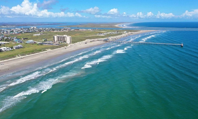 Corpus Christi Cottage | Ridley Retreat Community Pool, Mins to the Beach Corpus Christi + Port A