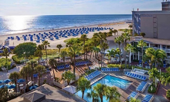 St. Pete Beach Resort | Right on the Beach! Relaxing Unit for 4 with Pool, Hot Tubs and Water Slides!
