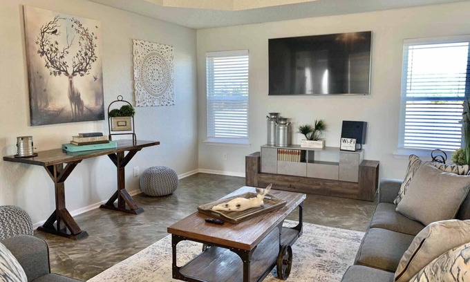 Elmo House | Right outside Canton and 5 minutes to TRADE DAYS!