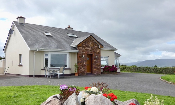 Killorglin House | Ring Of Kerry . Beautiful 3 Bed Home, Sleeps 7