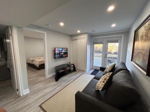 Whitby House | Rita's Kunjo - 2BR, 3BD, 2WR, Full Ktchn, Living