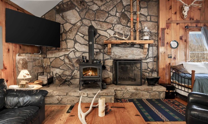 Great Cacapon Ski Chalet | River Access, Loft, Deck, WiFI & Pet Friendly