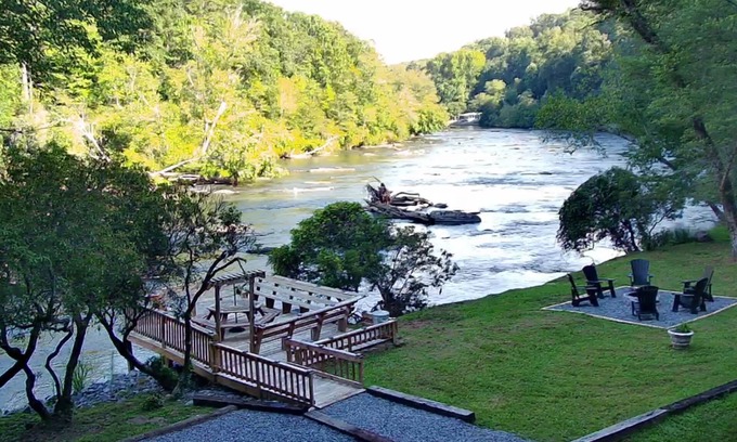 Ellijay House | “River Bend House” Beautiful 3/3 with Hot Tub right on the River! Amazing views!