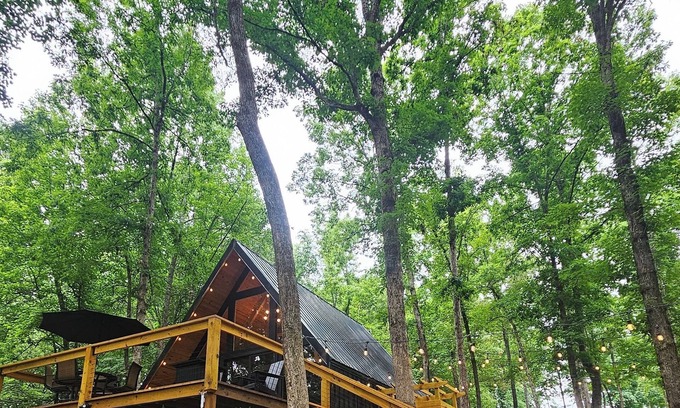Dewy Rose Cabin | River cabin nPrivate, Scenic A-frame,Nigerian dwarf goats n