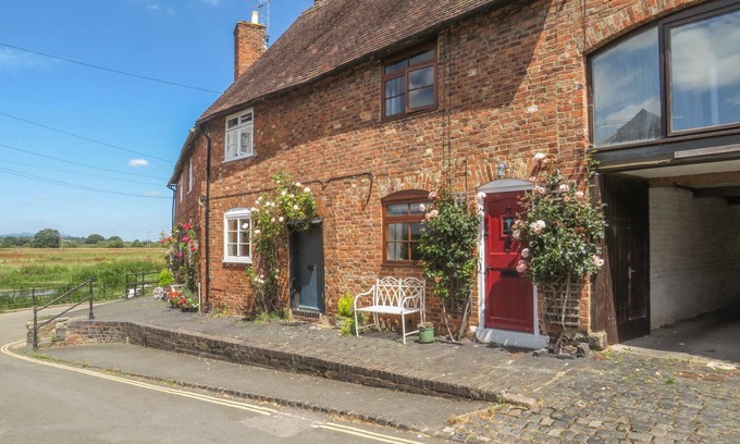 Tewkesbury Cottage | RIVER COTTAGE, pet friendly, character holiday cottage in Tewkesbury