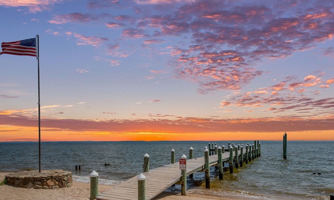 Issue House | River Front Colonial Beach Private Beach & Dock