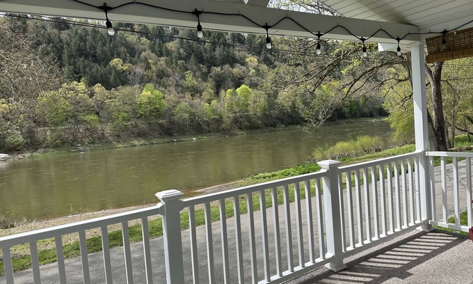 Emlenton House | River Front Cottage with Breathtaking view of Allegheny River