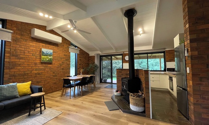 Porepunkah House | River front retreat in a quiet court only walking distance from cafes and Pub