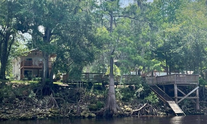 Branford House | River house on Suwannee River near Sante Fe, Ichetucknee, and multiple springs!