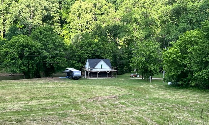 Booneville Cabin | River House within 30 minutes of Red River Gorge and Natural Bridge State Park.n