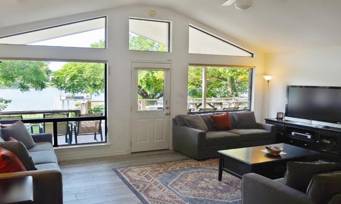 Kingsland House | River Oaks R&R