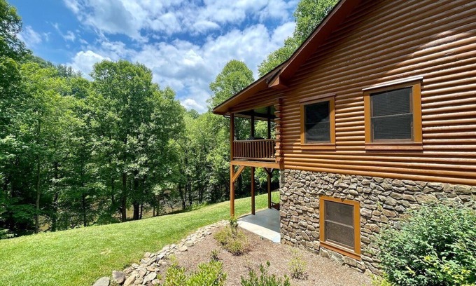 Lansing Cabin | River Raves - Lansing, NC