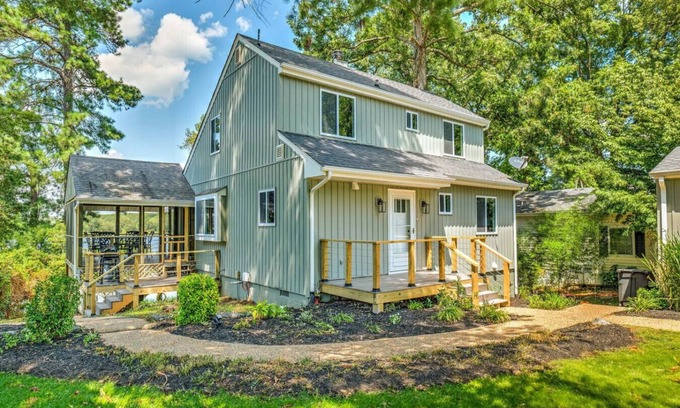 Colonial Beach House | River Refresh - Waterfront with Spa on Placid Bay