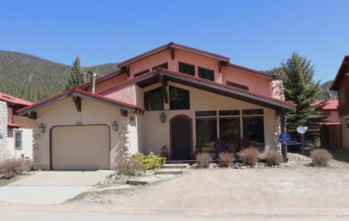 Red River House | River Ritz - Pet Friendly - WiFi - Near the Ski Area - Fireplace - On the River - Washer - Dryer -